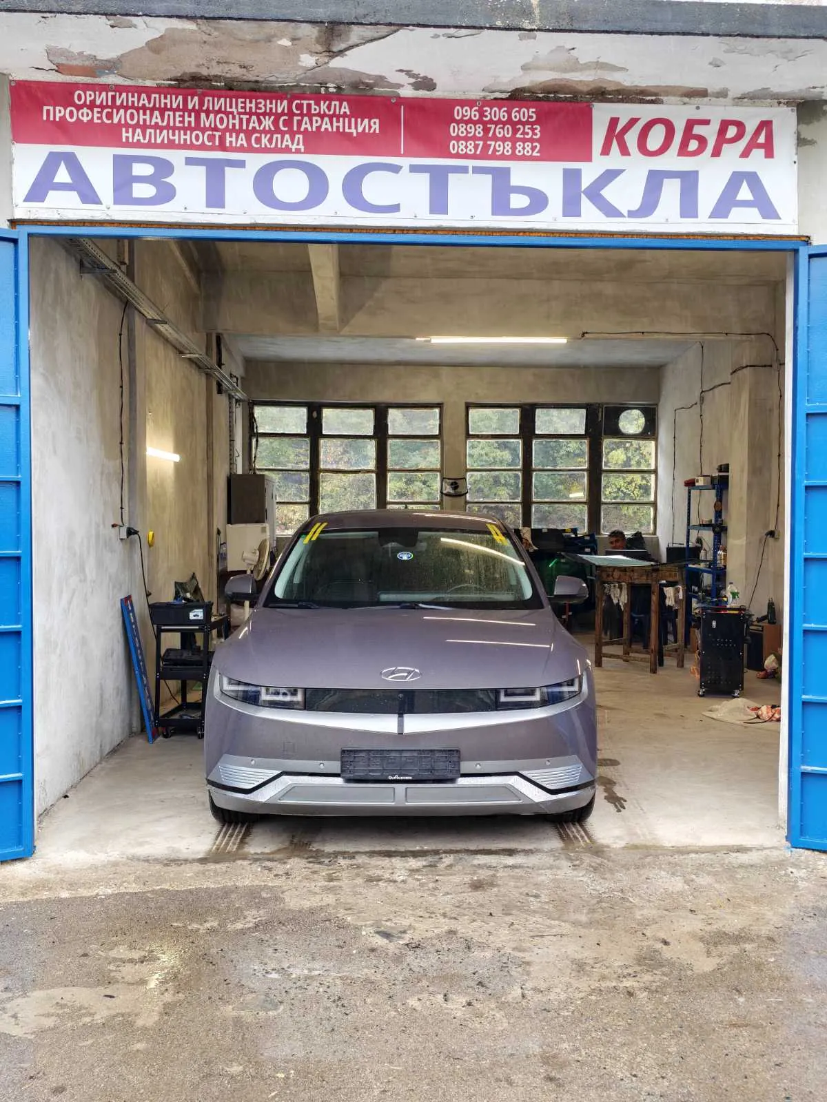Входът и работната зона на новия сервиз на Автостъкла Кобра Монтана